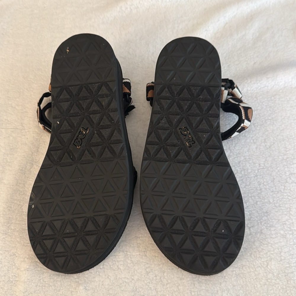 Teva Sandal
9
Multi color
Fun for summer ☀️ - Picture 2 of 3